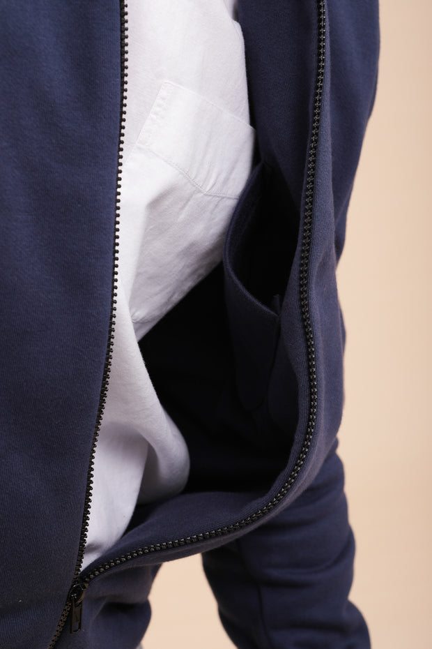 Veste en molleton lourd doublé en jersey. Coupe droite avec col, bas et poignées en bord côte, ton sur ton et deux poches passepoilées sur les côtés. Une fermeture zippée sur le devant, pour un style casual décontracté;