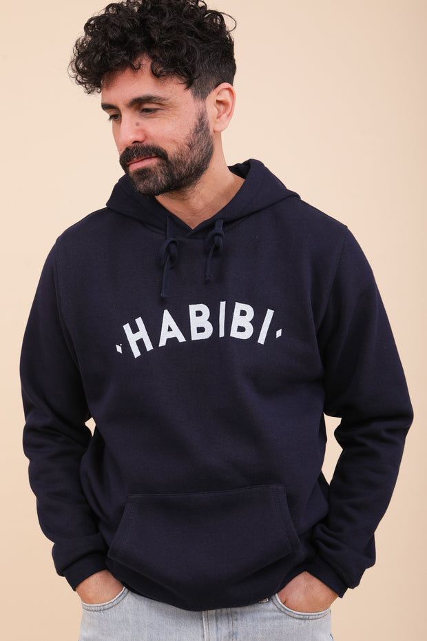 Découvrez notre incontournable hoodie 'Habibi', dans une nouvelle version bleu navy.