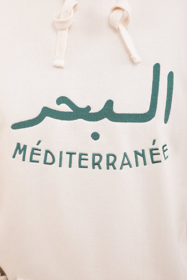 Message exclusif LYOUM brodé en fil vert bouteille : 'La Mer Méditerranée' en mix arabe-français.