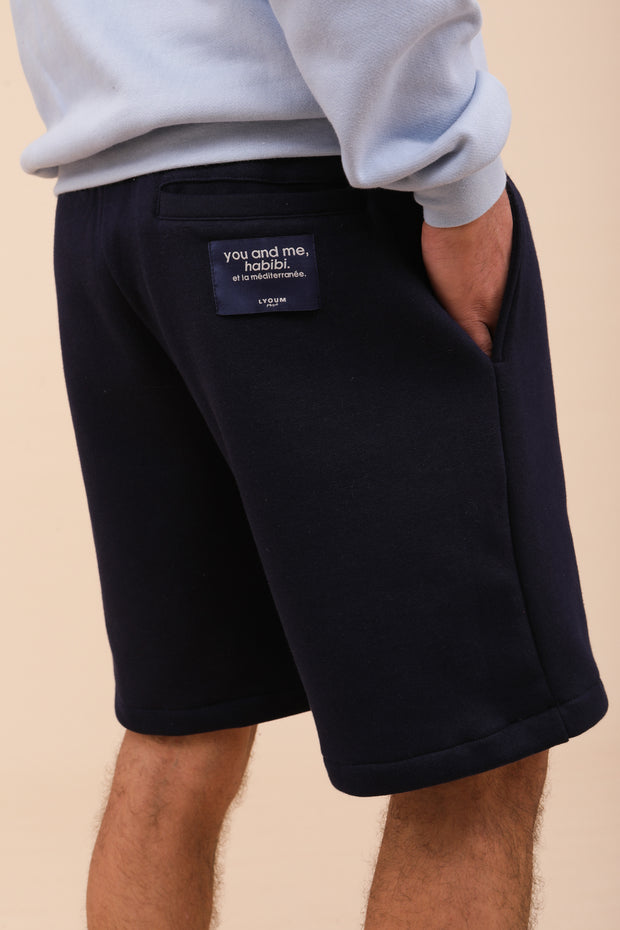 Short en molleton pour homme avec 2 poches invisibles sur les côtés et une poche passepoilée à l'arrière. Couleur bleu navy.