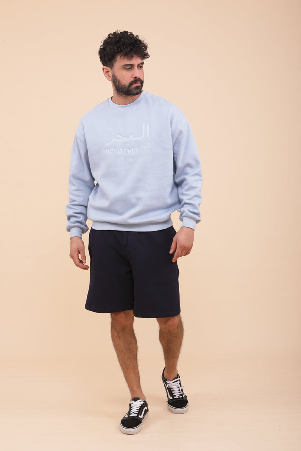 Short en molleton pour homme by LYOYM. Longueur légèrement en dessus des genoux et taille élastiquée avec petits liens réglables. A porter avec un t-shirt, ou avec le sweat assorti.