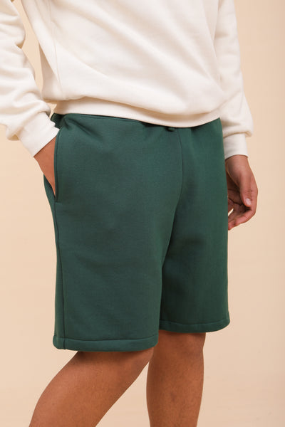 Découvrez le nouveau short en molleton pour homme by LYOUM. Couleur vert forêt, coupe parfaite, on le porte tous les jours ! 