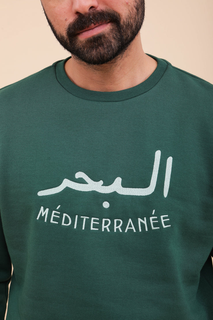 Broderie 'La Mer Méditerranée' en arabe et français sur le devant.