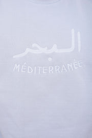 Message exclusif 'La Mer Méditerranée' en mix arabe-français brodé en ton sur ton.