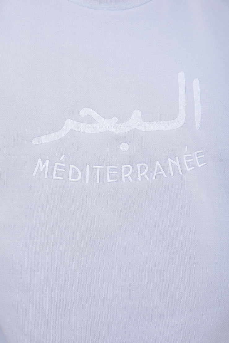 Message exclusif 'La Mer Méditerranée' en mix arabe-français brodé en ton sur ton.