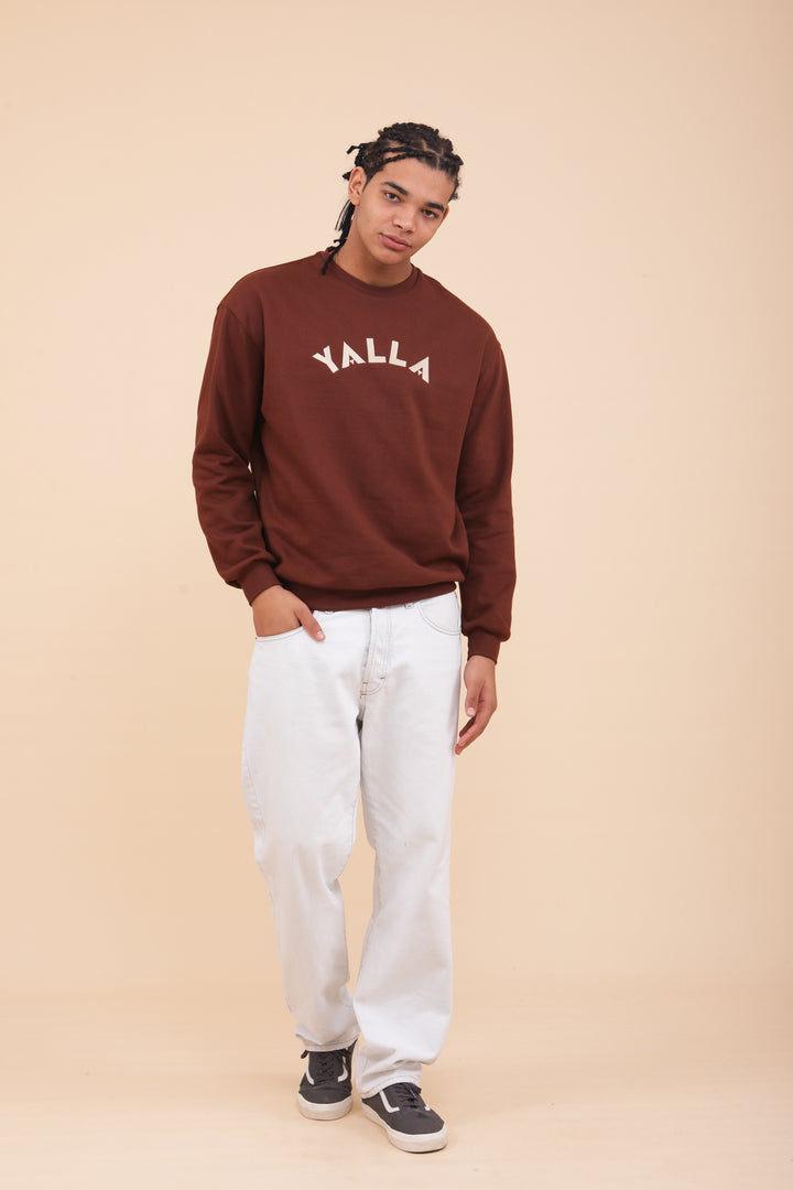 Homme en pantalon blanc et sweat LYOUM 'Yalla' chocolat.