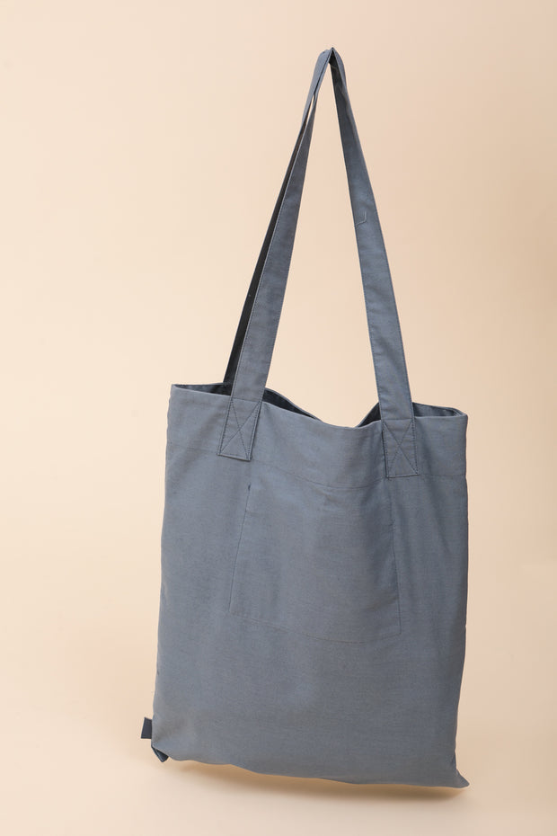 Nouvelle collab, nouveau tote bag; le Tote bag Boukha. Tote Bag en toile, avec poche et anses intérieures, idéal pour y ranger vos affaires en toute sécurité. 