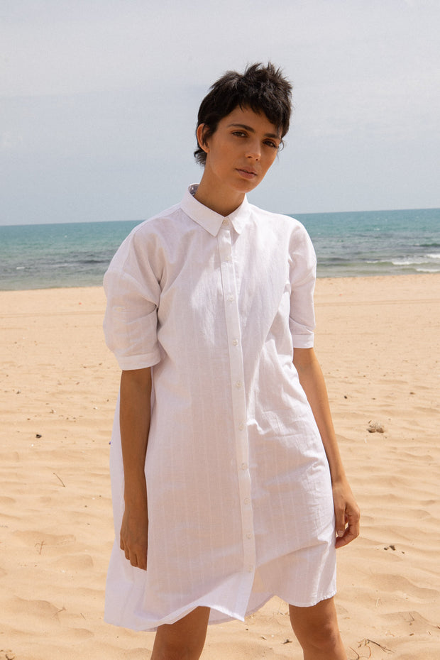 Robe chemise LYOUM pour femme, légère et facile à porter. Broderie 'You and me, habibi, et la Méditerranée' dissimulée dans le col. Photo de face.