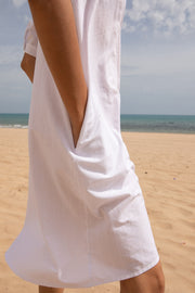 Robe chemise LYOUM pour femme, légère et facile à porter. Broderie 'You and me, habibi, et la Méditerranée' dissimulée dans le col. Photo plan serré sur la poche.