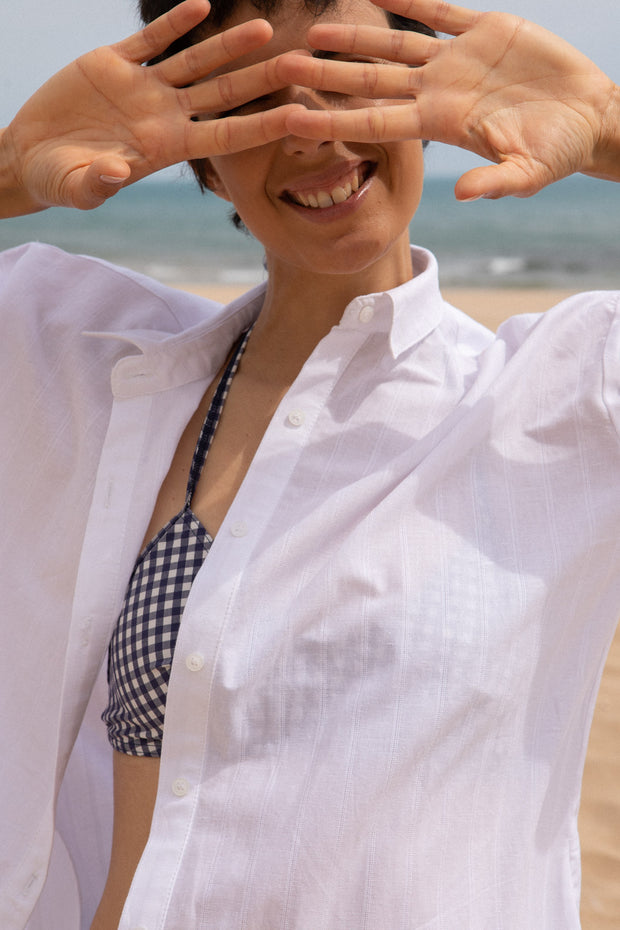 Robe chemise LYOUM pour femme, légère et facile à porter. Broderie 'You and me, habibi, et la Méditerranée' dissimulée dans le col. Photo de face.