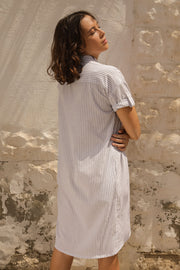 Robe chemise LYOUM pour femme, légère et facile à porter. Broderie 'You and me, habibi, et la Méditerranée' dissimulée dans le col. Photo de dos.