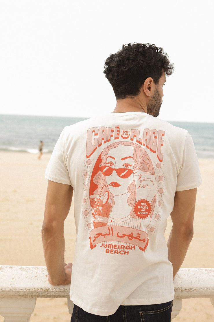 Tshirt LYOUM pour homme en coton bio, casual et ultra agréable à porter. Une illustration réalisée par Raphaelle Macaron sur tout le dos. Broderie LYOUM sur le devant. Photo de dos.