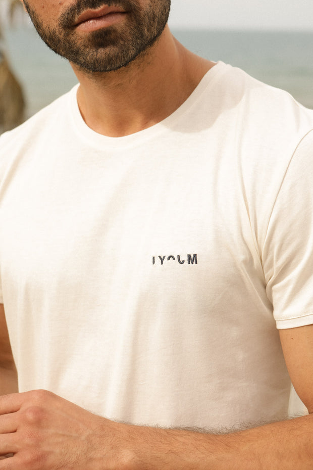Tshirt LYOUM pour homme en coton bio, casual et ultra agréable à porter. Une illustration réalisée par Raphaelle Macaron sur tout le dos. Broderie LYOUM sur le devant. Photo plan serré de face.
