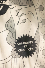 Tshirt LYOUM pour homme en coton bio, casual et ultra agréable à porter. Une illustration réalisée par Raphaelle Macaron sur tout le dos. Broderie LYOUM sur le devant. Photo zoom sur le message.