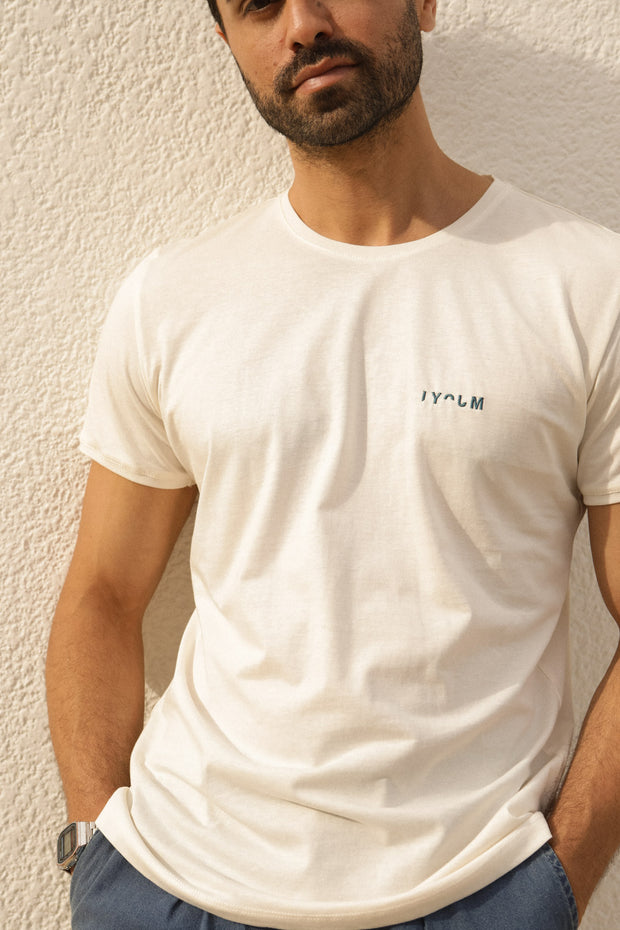 Tshirt LYOUM pour homme en coton bio, casual et ultra agréable à porter. Une illustration réalisée par Raphaelle Macaron sur tout le dos. Broderie LYOUM sur le devant. Photo de face.