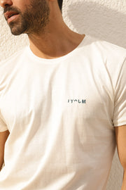Tshirt LYOUM pour homme en coton bio, casual et ultra agréable à porter. Une illustration réalisée par Raphaelle Macaron sur tout le dos. Broderie LYOUM sur le devant. Photo plan serré de face.