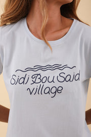 Tshirt en coton bio pour femme by LYOUM. Message iconique 'Sidi Bou Village' sur le devant. Couleur bleu clair et coupe droite impeccable.