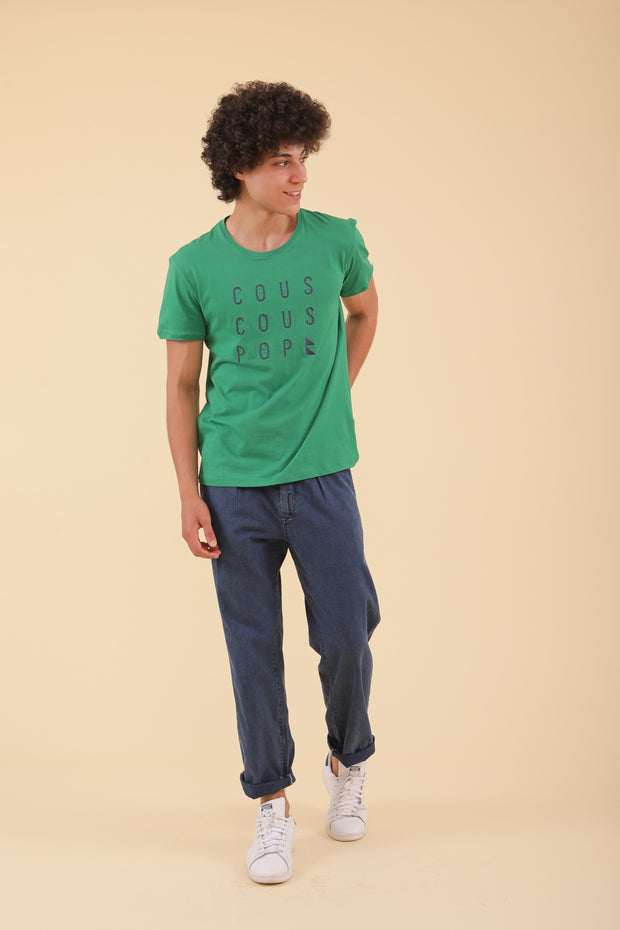 Tshirt Couscous Pop en coton bio, coupe droite classique indémodable et couleur vert intense. Belle broderie 'Couscous Pop' sur le devant; pour hommes by LYOUM. Le tshirt iconique, matière ultra-agréable.