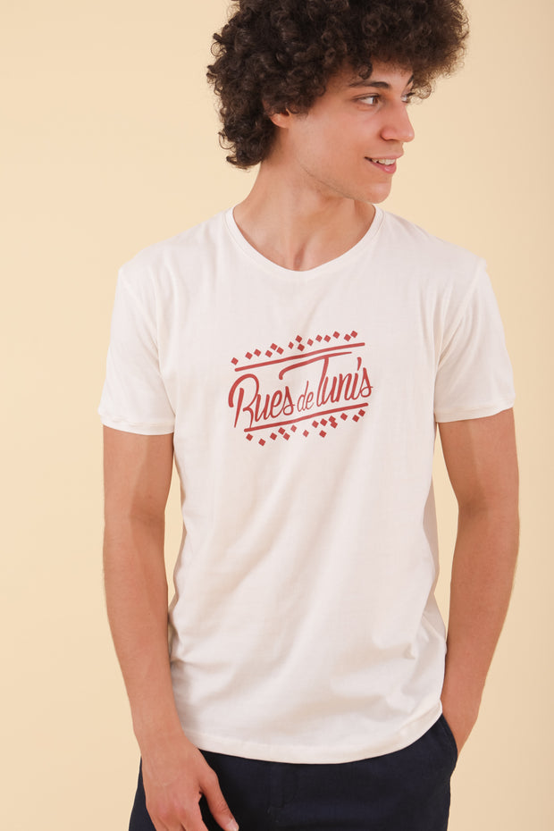 Nouveau tshirt Tunis pour homme. Tshirt en coton bio, manches courtes coupe droite avec 'Rues de Tunis' sérigraphié sur le devant; pour hommes by LYOUM.
