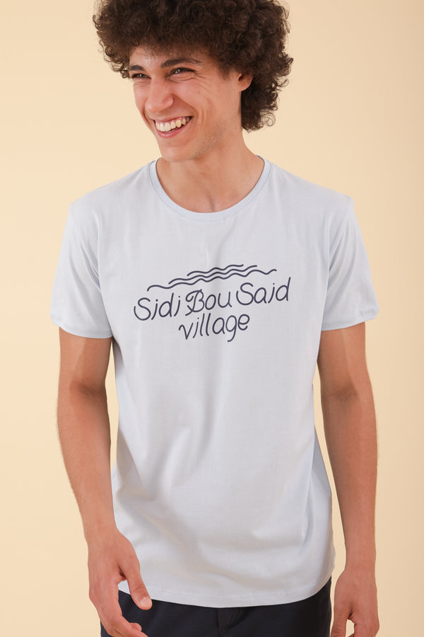 Nouveau tshirt Sidi en coton bio, manches courtes coupe droite avec 'Sidi Bou Saïd Village' sur le devant; pour hommes by LYOUM. Tellement irrésistible.