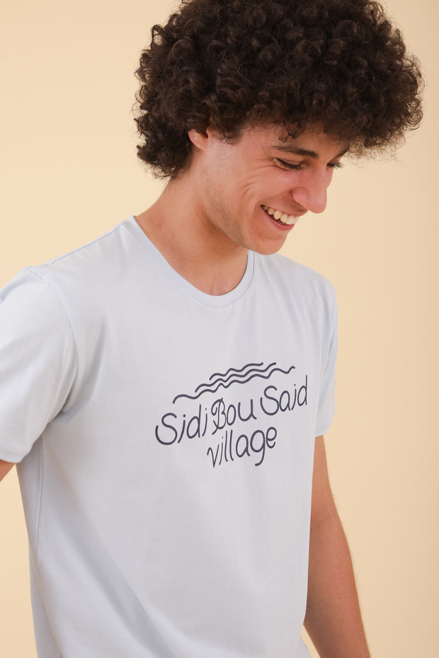 Tshirt Sidi en coton bio, manches courtes coupe droite avec 'Sidi Bou Saïd Village' sur le devant; pour hommes by LYOUM. Doux, confort, tellement irrésistible. 