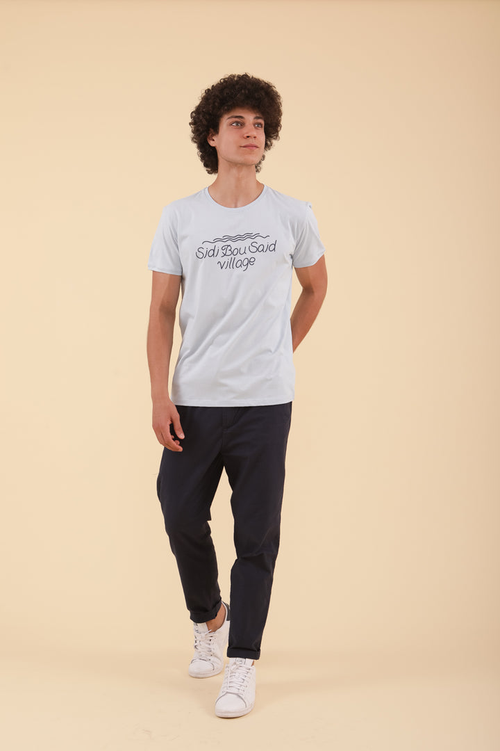 tshirt Sidi en coton bio, manches courtes coupe droite avec 'Sidi Bou Saïd Village' sur le devant; pour hommes by LYOUM. Doux, confort, tellement irrésistible. 