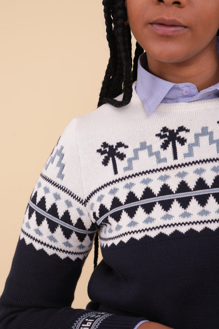 Détails du motif palmiers du pull de Noël LYOUM bleu.