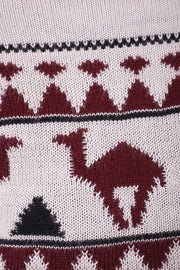 Sweat tricoté, chaud et doux, coupe impeccable avec motif dromadaires. A porter tout l'hiver.