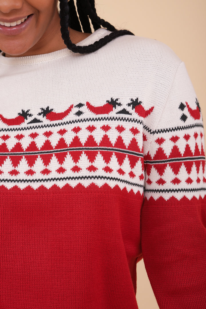 Motif piments rouges du pull de Noël LYOUM pour femme.