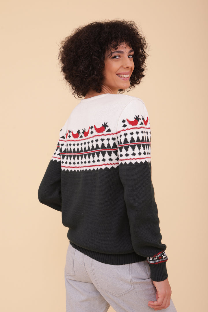 Femme souriante en pull de Noël LYOUM piments vue de dos.