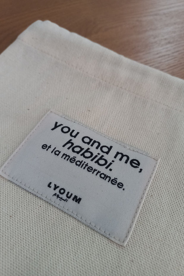 Petite pochette en toile. Etiquette 'You and Me, Habibi. Et la Méditerranée' cousue.