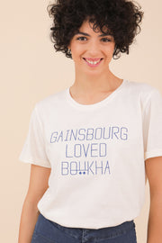 Nouveau tshirt Boukha pour femmes, iconique dans sa version méditerranéenne en coton bio. Coupe droite et féminine, matière ultra-agréable. Modèle exclusif design by LYOUM x Stay Tunes.