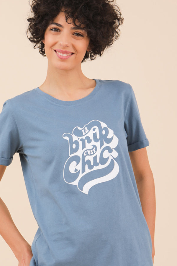 Dans la nouvelle collab LYOUM x Stay Tunes; le Tshirt Brik. Tshirt en coton bio, coupe droite parfaite et manches courtes à revers. Le tshirt iconique by LYOUM x Stay Tunes.