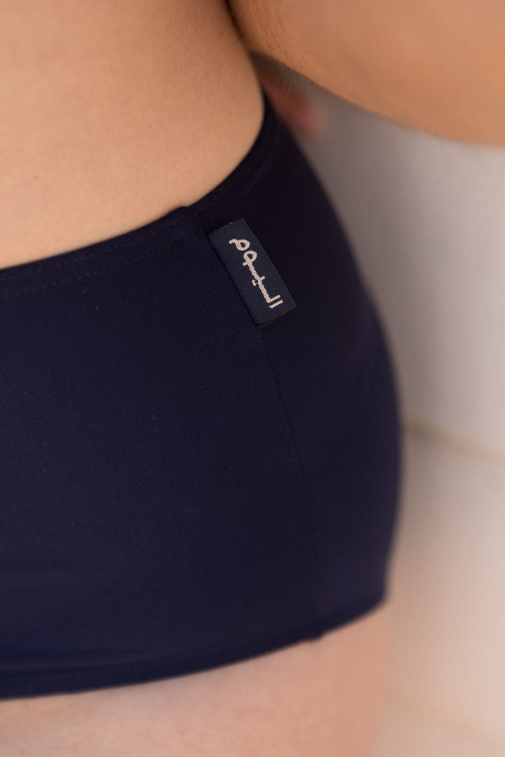 Maillot deux-pièces LYOUM pour femme, stylé et vintage. Brassière rayée avec un décolleté en V et bas de maillot à la coupe taille haute. Photo zoom sur le bas.