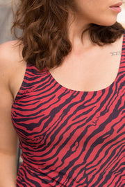 Maillot de bain LYOUM pour femme chic et élégant. Imprimé zébré bleu navy et magenta avec trois petits mots 'Nord' 'Sud' et 'Beauté' en calligraphie arabe dissimulés dans les zébrures.  Photo plan serré sur les petits mots.