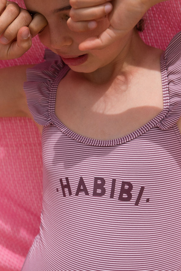 Maillot une-pièce LYOUM pour enfant, adorable et confortable. Habibi sur le devant. Photo de face.