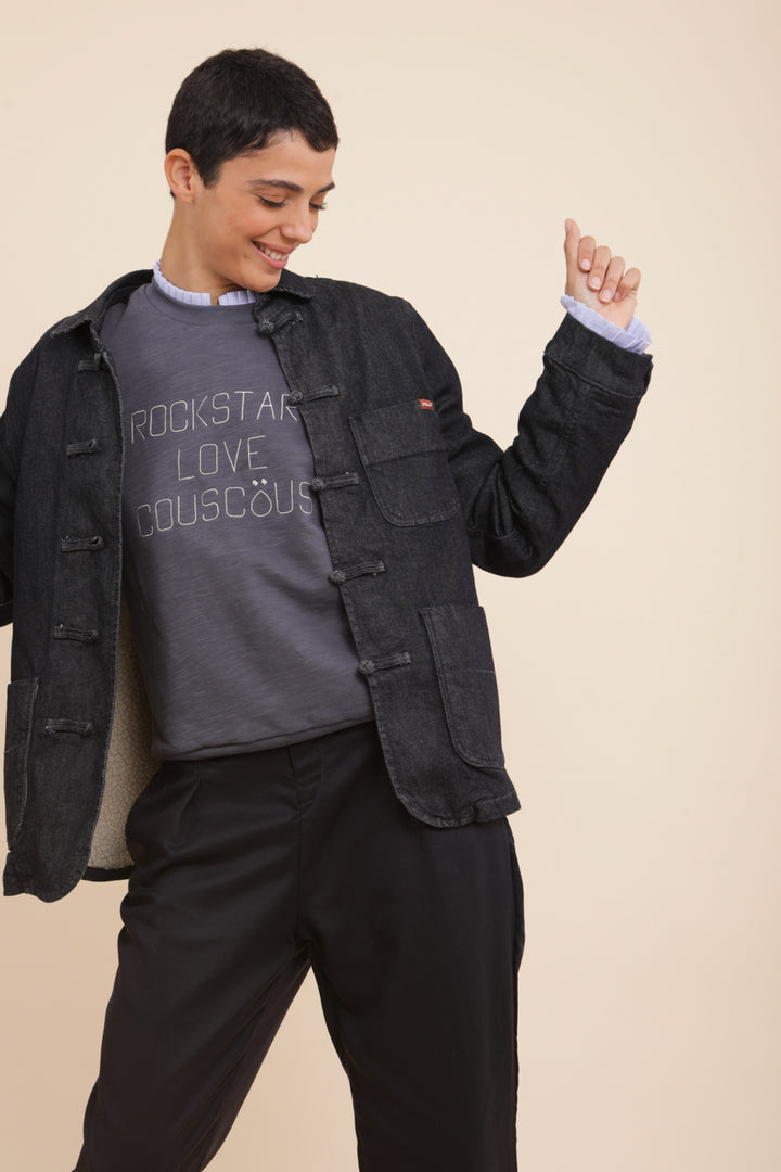 Dengri LYOUM pour femme, coupe féminine et en denim lavé, est doublée en tissu 'faux monton' à l'intérieur. Photo de face.