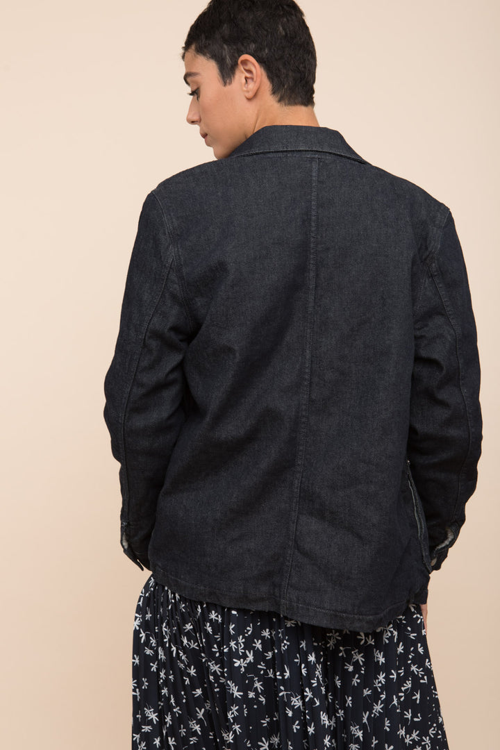 Dengri LYOUM pour femme, coupe féminine et en denim lavé, est doublée en tissu 'faux monton' à l'intérieur. Photo de dos.