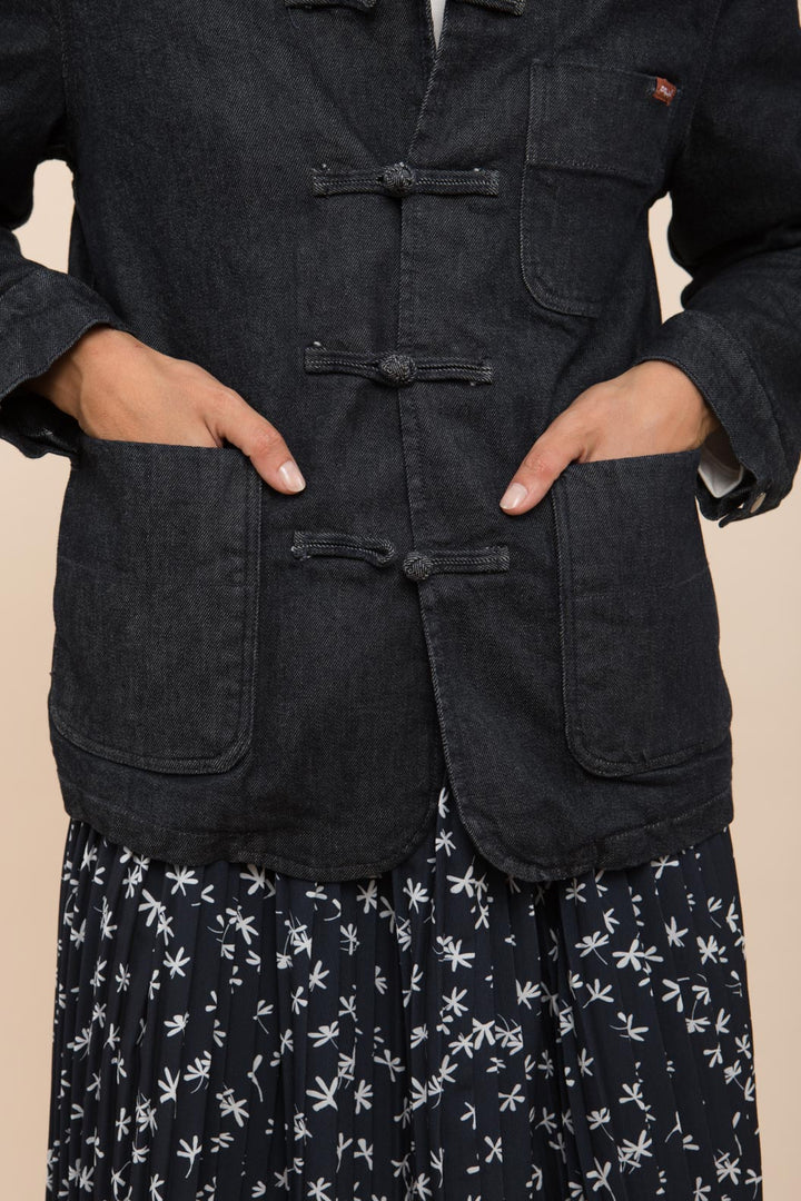Dengri LYOUM pour femme, coupe féminine et en denim lavé, est doublée en tissu 'faux monton' à l'intérieur. Photo zoom sur la matière.