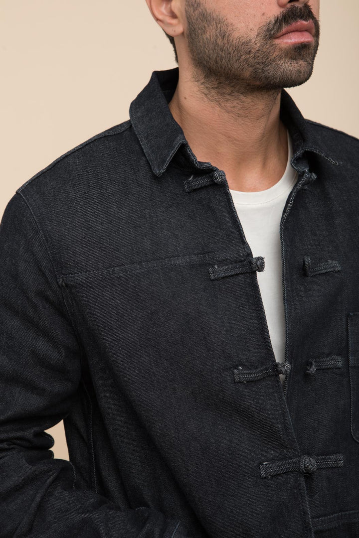 Dengri LYOUM pour homme, coupe droite et en denim lavé, est doublée en tissu 'faux monton' à l'intérieur. Photo plan serré sur le devant.