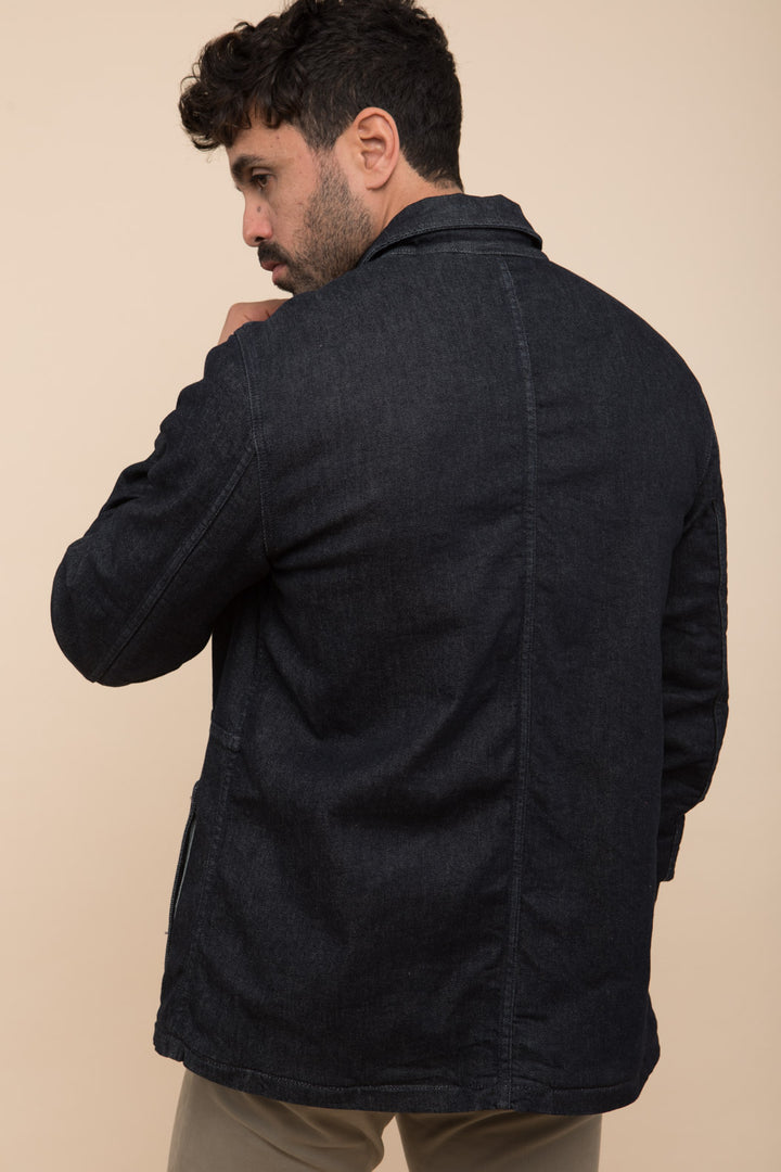 Dengri LYOUM pour homme, coupe droite et en denim lavé, est doublée en tissu 'faux monton' à l'intérieur. Photo de dos.