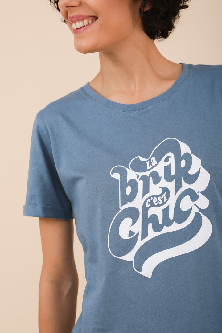 Nouveau tshirt Brik. Coupe droite et féminine, matière ultra-agréable avec message 'La Brik c'est chic' sérigraphié sur le devant.