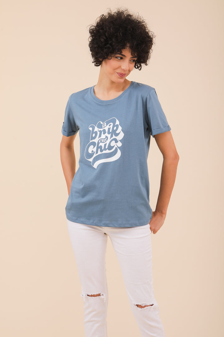 Tshirt Brik iconique dans sa version méditerranéenne en coton bio. Coupe droite et féminine, matière ultra-agréable avec message 'La Brik c'est chic' sérigraphié sur le devant ; pour femmes by LYOUM x Stay Tunes.