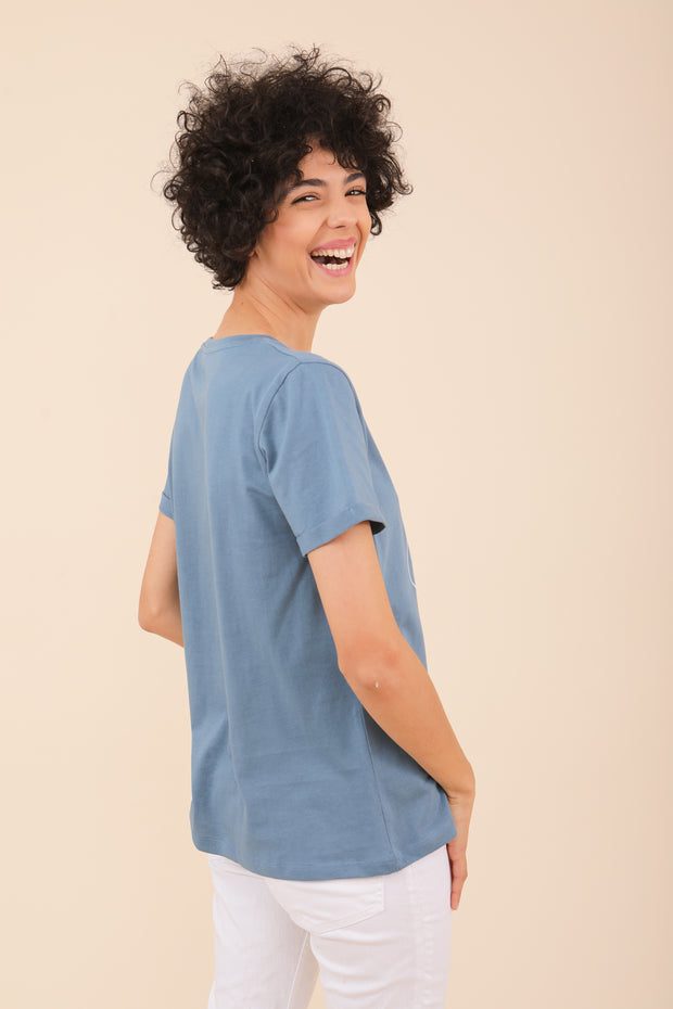 Tshirt Brik iconique dans sa version méditerranéenne en coton bio. Coupe droite et féminine, matière ultra-agréable avec message 'La Brik c'est chic' sérigraphié sur le devant ; pour femmes by LYOUM x Stay Tunes
