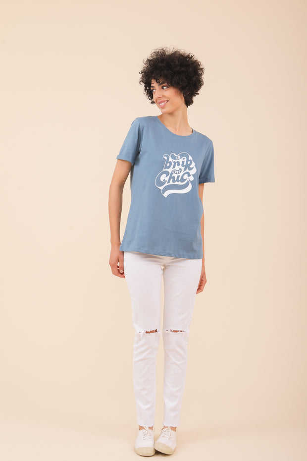 Nouvelle colllab LYOUM x Stay Tunes, un hommage au melting pot du judaisme tunisien. Tshirt en coton bio, coupe droite et féminine, matière ultra-agréable avec message 'La Brik c'est chic' sérigraphié sur le devant