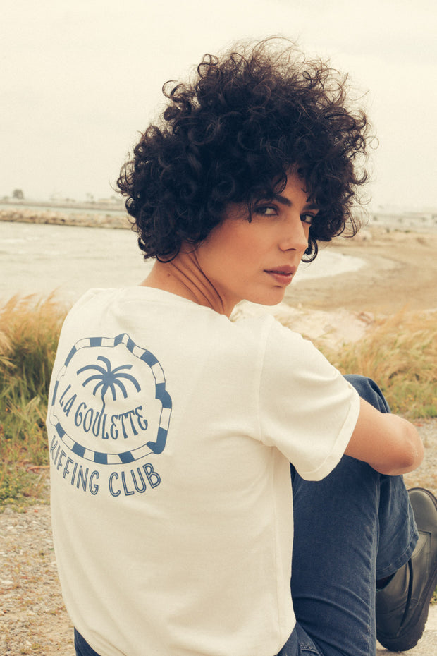 Nouveau tshirt, nouvelle collab! Tshirt Madame Kif, représenté par une jolie illustration 'La Goulette Kiffing Club' sérigraphie sur le dos, un hommage à la tradition du melting pot tunisien; pour femmes by LYOUM x Stay Tunes.